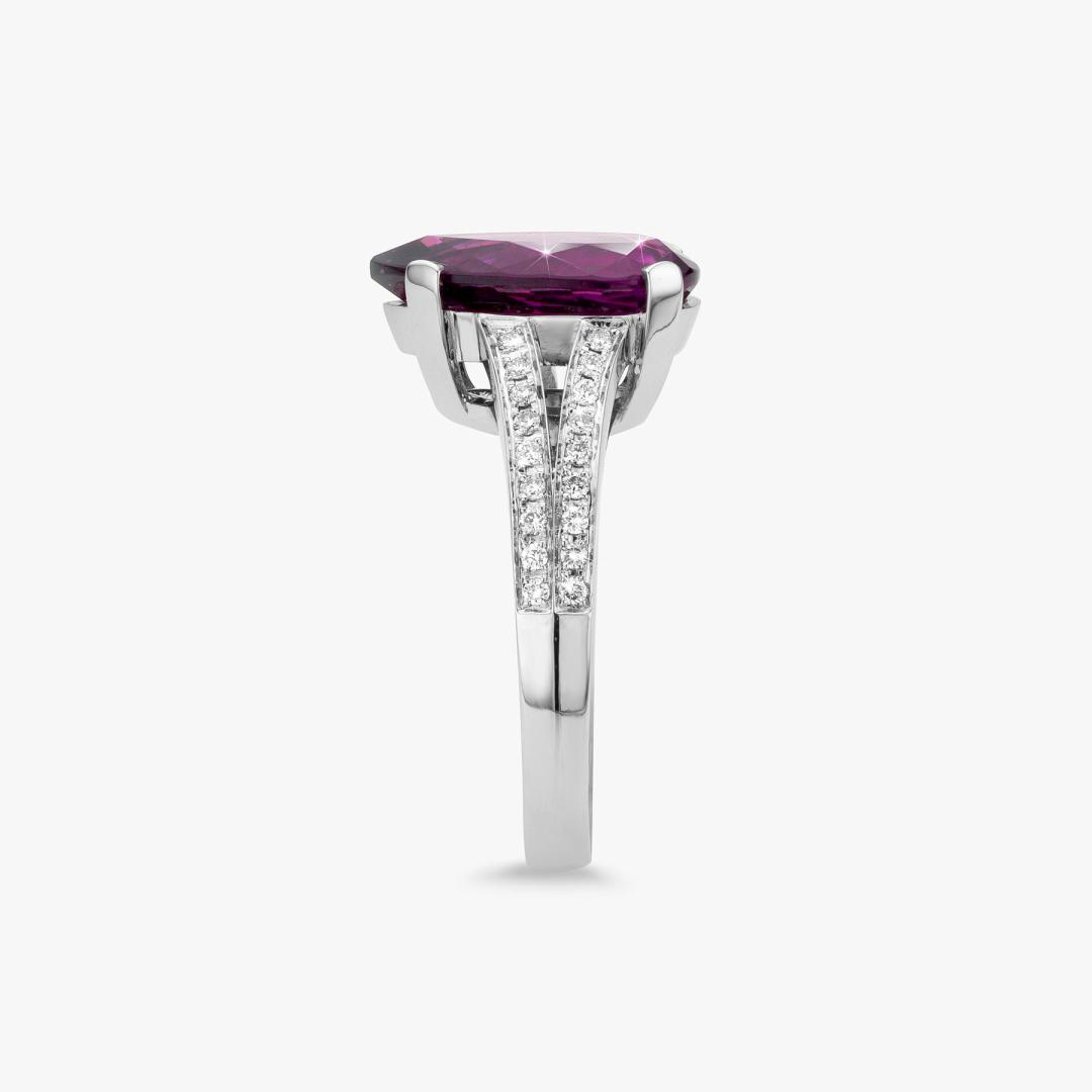 White gold ring set with purple garnet en diamonds made by Atelier Wittmann